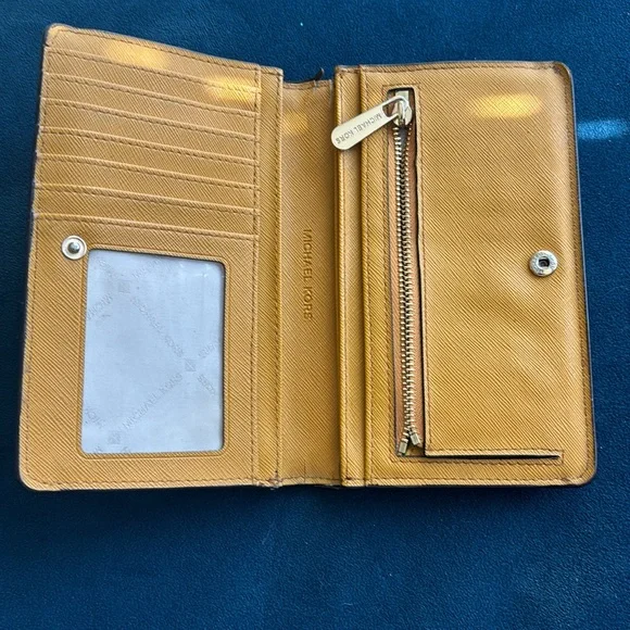 Michael Kors Continental wallet with 5 pockets, 7 card holders and change pocket - Picture 2 of 9